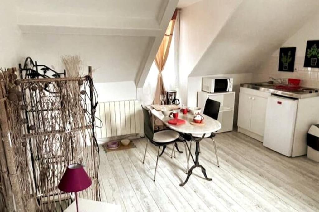 Le Cocon Rouge - Studio En Plein Centre Historique Lamballe Bagian luar foto