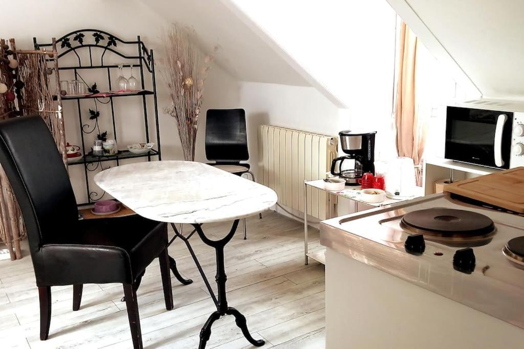 Le Cocon Rouge - Studio En Plein Centre Historique Lamballe Bagian luar foto